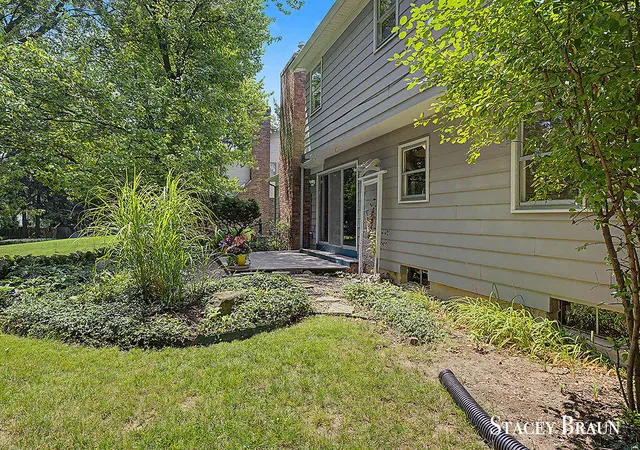 Photo 3 of Sale Pending at 2136 Rolling Hills Dr, Grand Rapids, MI 49546 | MLS# 70544107 | Listing updated on 2026-08-31