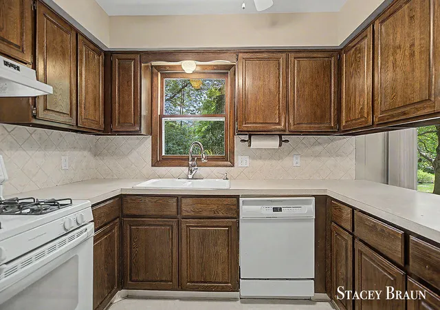 Photo 4 of Sale Pending at 2136 Rolling Hills Dr, Grand Rapids, MI 49546 | MLS# 70544107 | Listing updated on 2026-08-31