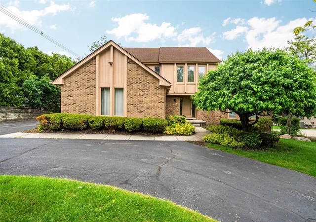 1st image of 33801 York Ridge St, Farmington Hills, MI 48331 | MLS# 70533902