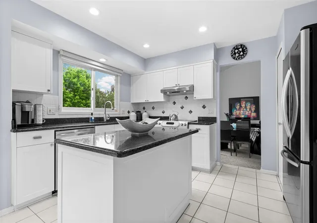 4th image of 33801 York Ridge St, Farmington Hills, MI 48331 | MLS# 70533902