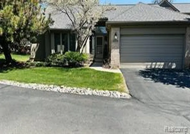 Homes for sale in Farmington Hills, MI | 33779 Vista Dr, Farmington Hills, MI 48331 | MLS# 60984648