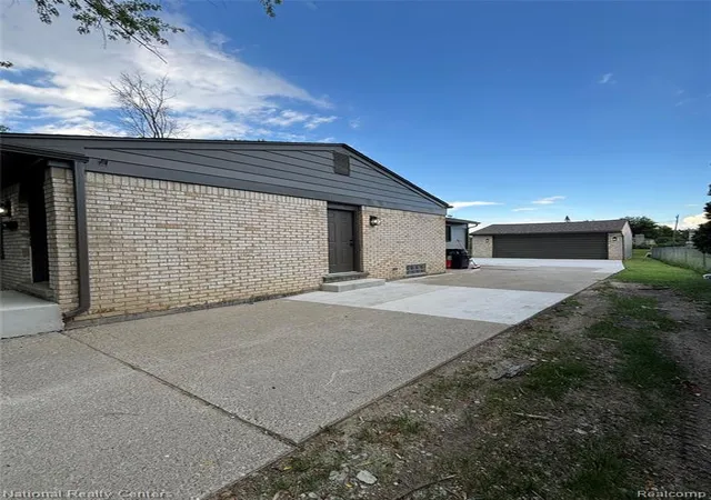 2nd image of 2362 Milverton Dr, Troy, MI 48083 | MLS# 61005176