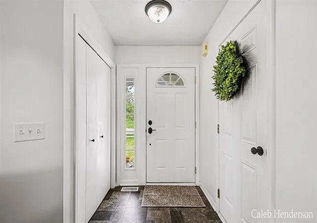 Photo 4 of Sale Pending at 5918 Eaglechase Dr, Grand Rapids, MI 49512 | MLS# 70528664 | Listing updated on 2026-05-04