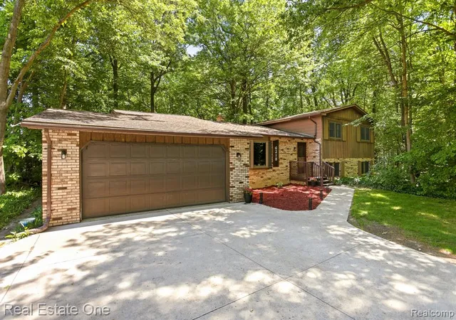 Homes for sale in Midland, MI | 6218 Sturgeon Creek Pkwy, Midland, MI 48640 | MLS# 61000733
