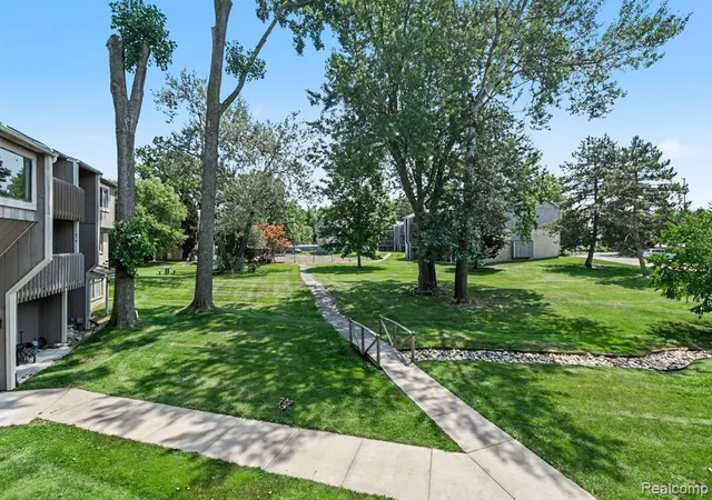 Homes for sale in Farmington Hills, MI | 29890 W 12 Mile Rd Road, Farmington Hills, MI 48334 | Houzeo