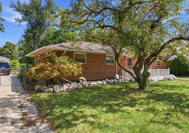 Photo 3 of Sale Pending at 5221 Hayes St, Wayne, MI 48184 2294 | MLS# 61025532 | Listing updated on 2026-08-30