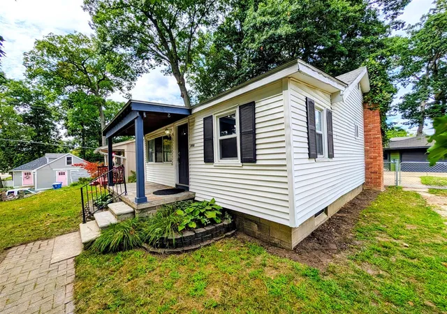 3rd image of 3918 Mapleleaf Rd, Waterford, MI 48328 | MLS# 70553442