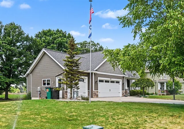 Photo 2 of Sale Pending at 635 Midgrove Dr, Zeeland, MI 49464 | MLS# 70548328 | Listing updated on 2026-08-11