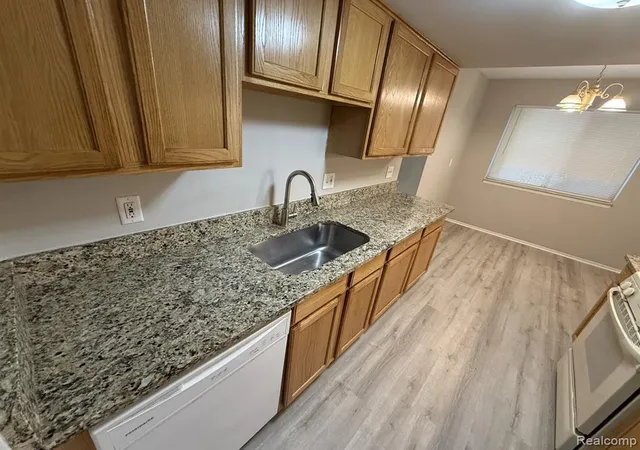 5th image of 27153 Farmbrook Villa Dr, Southfield, MI 48034 | MLS# 61004710