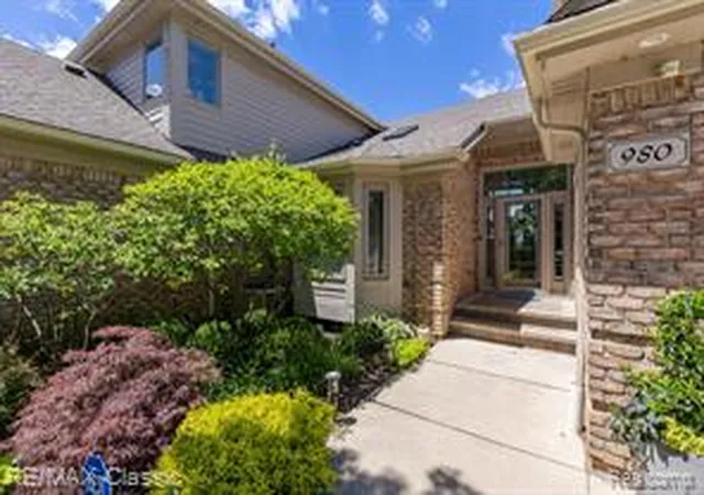 Homes for sale in Waterford, MI | 980 Sunset Dr, Waterford, MI 48328 | MLS# 61003395