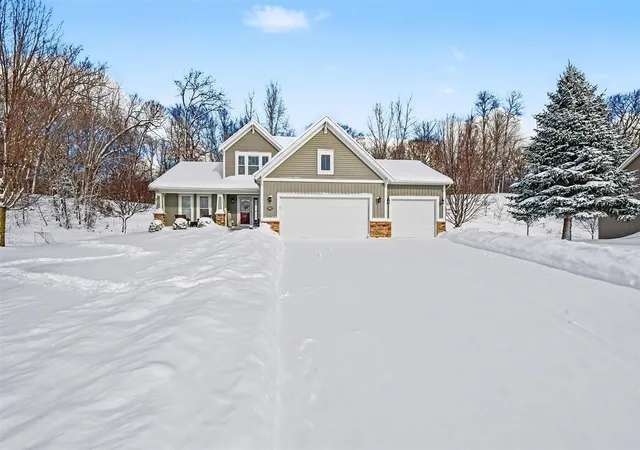 Photo 3 of Sale Pending at 2612 Orange Ct, Grand Rapids, MI 49546 | MLS# 70512912 | Listing updated on 2026-02-08