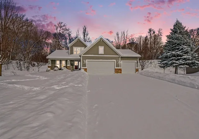 Photo 3 of Sale Pending at 2612 Orange Ct, Grand Rapids, MI 49546 | MLS# 70512912 | Listing updated on 2026-02-08