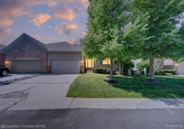 Homes for sale in Commerce Township, MI | 237 Winslow Cir, Commerce Township, MI 48390 | MLS# 61004505