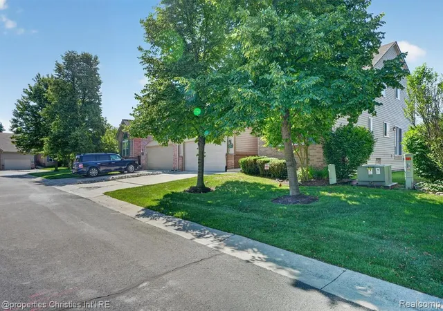 Homes for sale in Commerce Township, MI | 237 Winslow Cir, Commerce Township, MI 48390 | MLS# 61004505