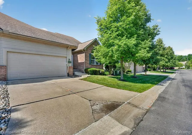 Homes for sale in Commerce Township, MI | 237 Winslow Cir, Commerce Township, MI 48390 | MLS# 61004505