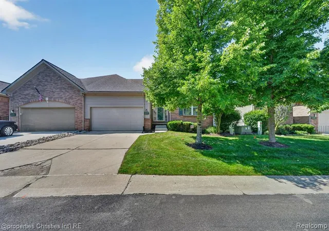 Homes for sale in Commerce Township, MI | 237 Winslow Cir, Commerce Township, MI 48390 | MLS# 61004505