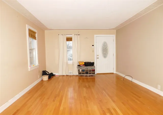 Photo 3 of Single family home for sale at 40 W Spaulding Ave, Battle Creek, MI 49037 | MLS# 70510781 | Listing updated on 2026-01-20
