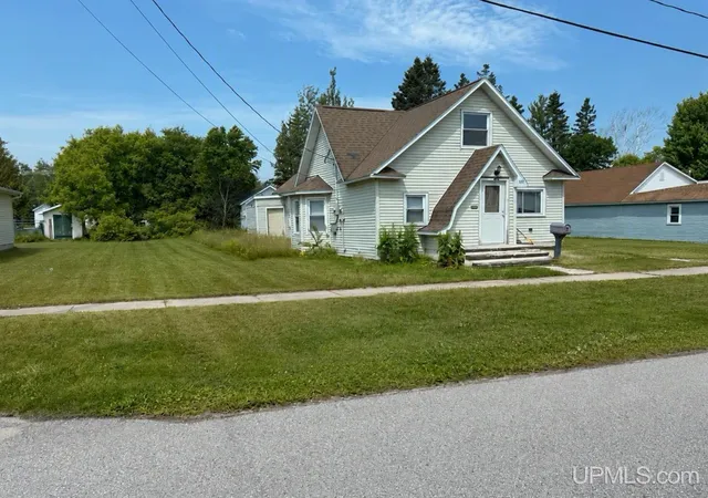 Homes for sale in Manistique, MI | 130 S 4th St, Manistique, MI 49854 | MLS# 50213577