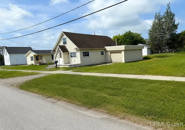 Homes for sale in Manistique, MI | 130 S 4th St, Manistique, MI 49854 | MLS# 50213577