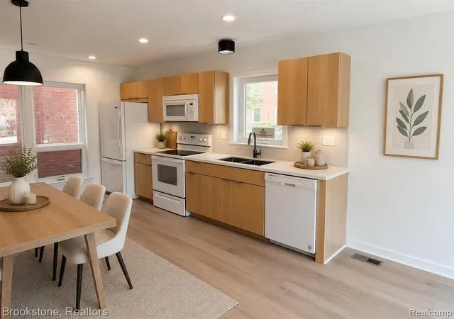 Listing Photo 5 - Condo for sale in building located at 112 Mount Vernon St, Wayne, MI 48202 - Unit #6