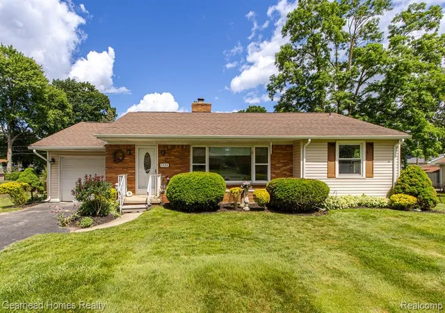 Homes for sale in Waterford, MI | 1224 Hira St, Waterford, MI 48328 | MLS# 61004258
