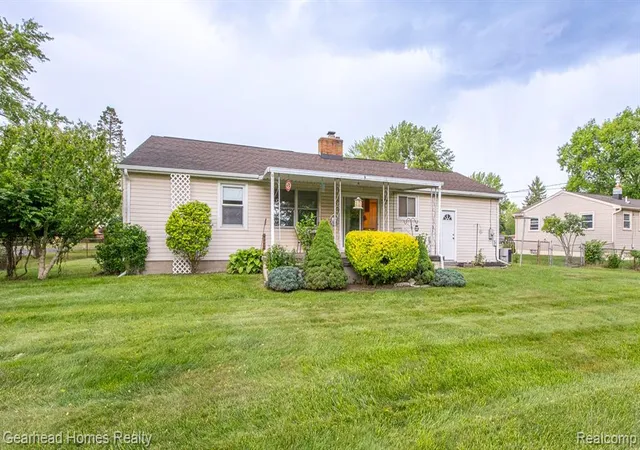 Homes for sale in Waterford, MI | 1224 Hira St, Waterford, MI 48328 | MLS# 61004258