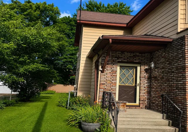 Photo 3 of Sale Pending at 406 S Dewitt St, Bay City, MI 48706 | MLS# 50215065 | Listing updated on 2026-07-25