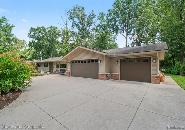 Photo 3 of Single family home for sale at 3144 Upton Dr, Troy, MI 48084 1249 | MLS# 61025871 | Listing updated on 2026-09-03
