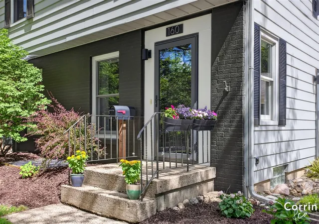 Photo 2 of Sale Pending at 160 S Parklane Dr, Grand Rapids, MI 49505 | MLS# 70553566 | Listing updated on 2026-09-12