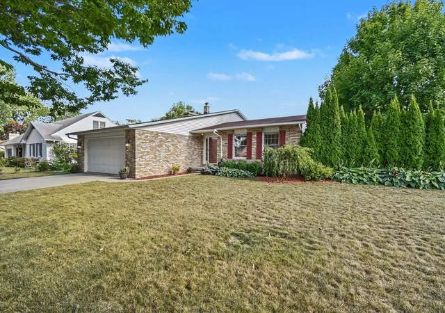Photo 2 of Single family home for sale at 1499 Lesperence Ct, Essexville, MI 48732 | MLS# 50219951 | Listing updated on 2026-10-07