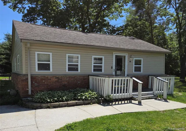 Homes for sale in Oxford, MI | 941 Burlingham St, Oxford, MI 48371 | MLS# 60998278