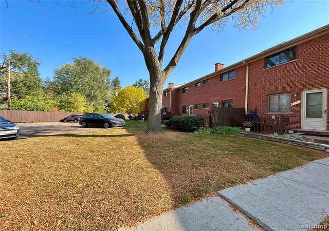 Listing Photo 4 - Condo for sale in building located at 29130 Tessmer C Tessmer Ct, Madison Heights, MI 48071 - Unit #37