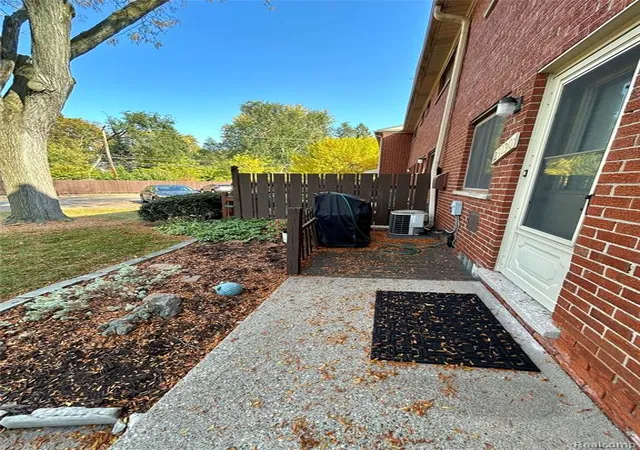 Listing Photo 5 - Condo for sale in building located at 29130 Tessmer C Tessmer Ct, Madison Heights, MI 48071 - Unit #37