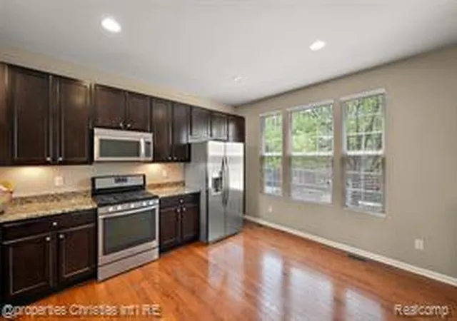 3rd image of 27928 Hopkins Dr, Novi, MI 48377 | MLS# 61009820