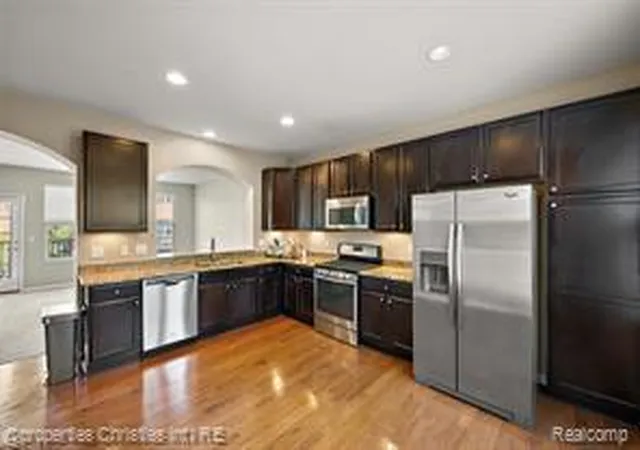 4th image of 27928 Hopkins Dr, Novi, MI 48377 | MLS# 61009820