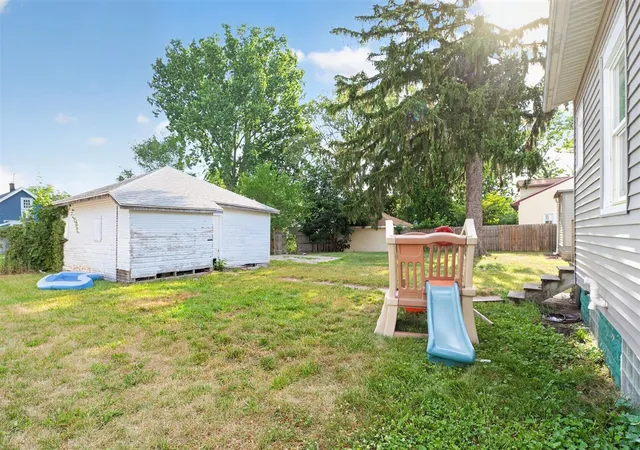 Photo 3 of Sale Pending at 1043 Oakdale St, Grand Rapids, MI 49507 | MLS# 70547151 | Listing updated on 2026-09-30