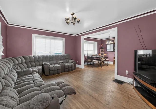 Photo 4 of Sale Pending at 1043 Oakdale St, Grand Rapids, MI 49507 | MLS# 70547151 | Listing updated on 2026-09-30