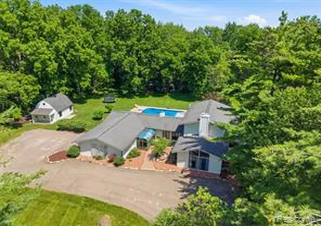 Homes for sale in Rochester, MI | 670 W Snell Rd, Rochester, MI 48306 | MLS# 61008875