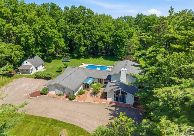 2nd image of 670 W Snell Rd, Rochester, MI 48306 | MLS# 61008875