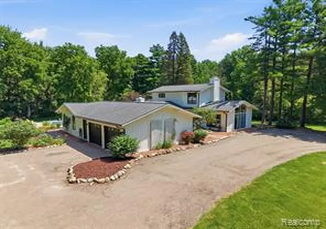 Homes for sale in Rochester, MI | 670 W Snell Rd, Rochester, MI 48306 | MLS# 61008875
