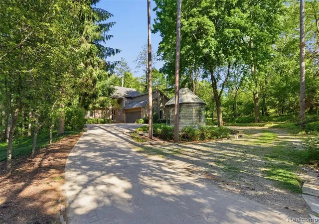 2nd image of 202 Nakomis Trl, Lake Orion, MI 48362 | MLS# 60999238