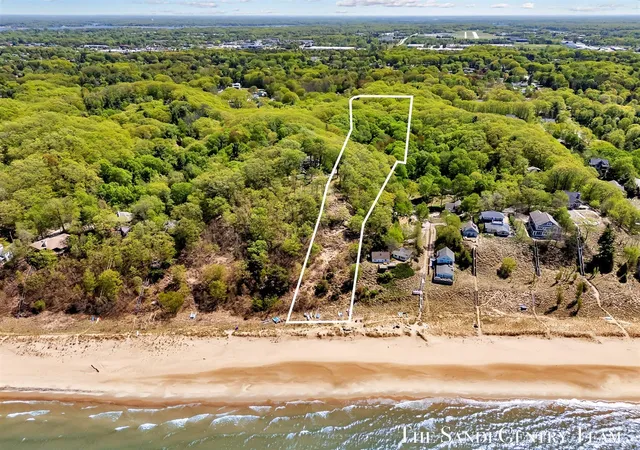 1st image of 18111 Ridge Dr, Grand Haven, MI 49417 | MLS# 70469749