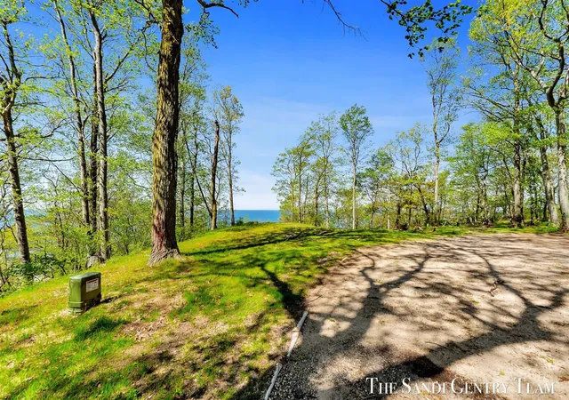 4th image of 18111 Ridge Dr, Grand Haven, MI 49417 | MLS# 70469749