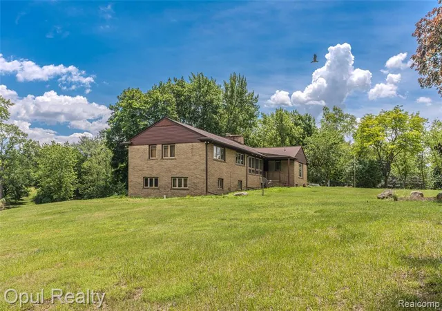 Photo 4 of Sale Pending at 6455 Norham Rd, Bloomfield Hills, MI 48301 | MLS# 61003482 | Listing updated on 2026-07-07