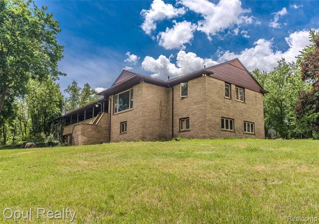 Photo 5 of Sale Pending at 6455 Norham Rd, Bloomfield Hills, MI 48301 | MLS# 61003482 | Listing updated on 2026-07-07