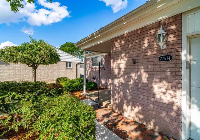Photo 3 of Sale Pending at 27574 Los Olas Ct, Warren, MI 48093 | MLS# 50220249 | Listing updated on 2026-09-11
