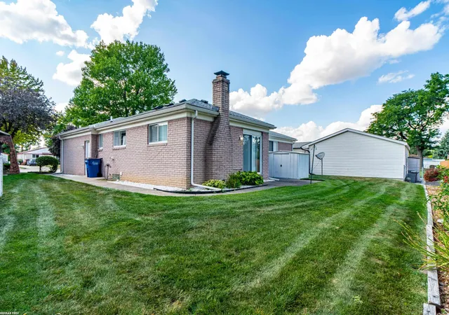 Photo 3 of Sale Pending at 27574 Los Olas Ct, Warren, MI 48093 | MLS# 50220249 | Listing updated on 2026-09-11