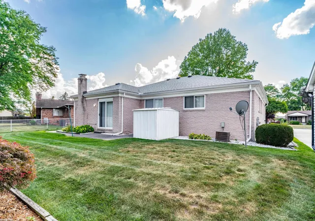 Photo 4 of Sale Pending at 27574 Los Olas Ct, Warren, MI 48093 | MLS# 50220249 | Listing updated on 2026-09-11