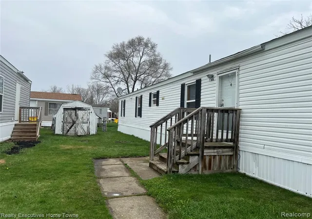 Homes for sale in Brown City, MI | 7130 Mapleview Cir, Brown City, MI 48416 | MLS# 60984725