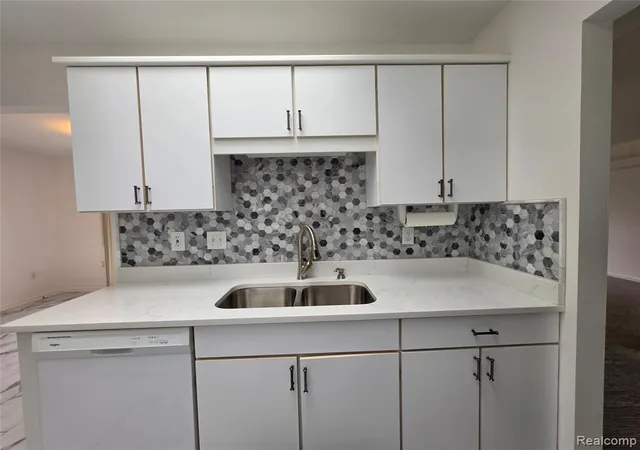Listing Photo 5 - Condo for sale in building located at 48484 Savoy Ct, Shelby Township, MI 48315